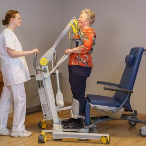 Grua de transferência Stand-Assist 2620 da Handi-Move em utilização
