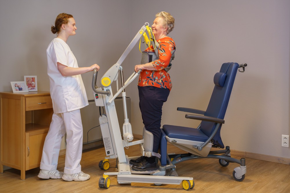 Grua de transferência Stand-Assist 2620 da Handi-Move em utilização